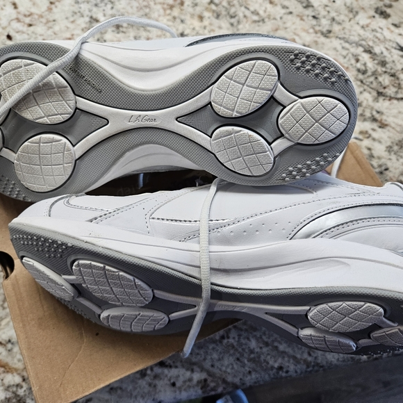 LA Gear New White sneakers - Picture 4 of 5